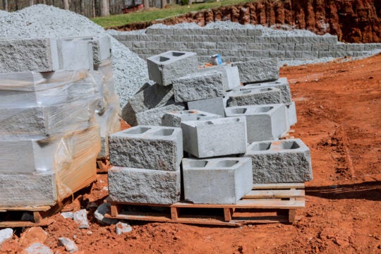 Blocos de concreto armazenados em canteiro de obra