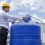 Profissional mexendo em caixa d'água em uma laje