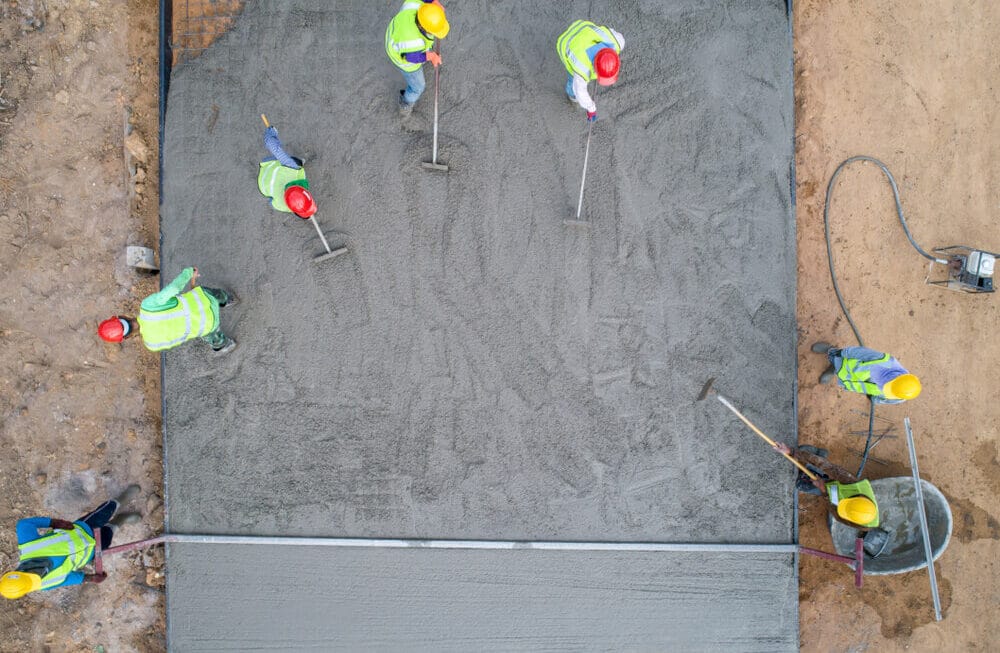 Profissionais da construção trabalhando em caixaria numa obra