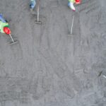 Profissionais da construção trabalhando em caixaria numa obra