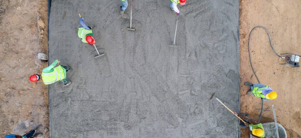 Profissionais da construção trabalhando em caixaria numa obra