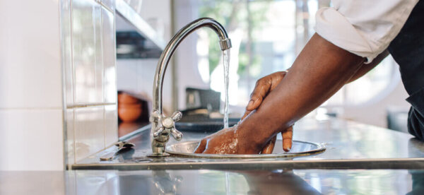 Tipos de torneira para cozinha: como escolher e instalar corretamente