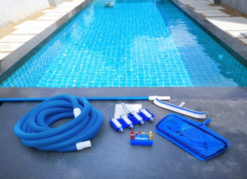 Utensílios para limpar piscina