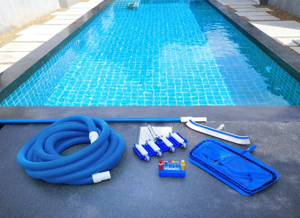 Utensílios para limpar piscina