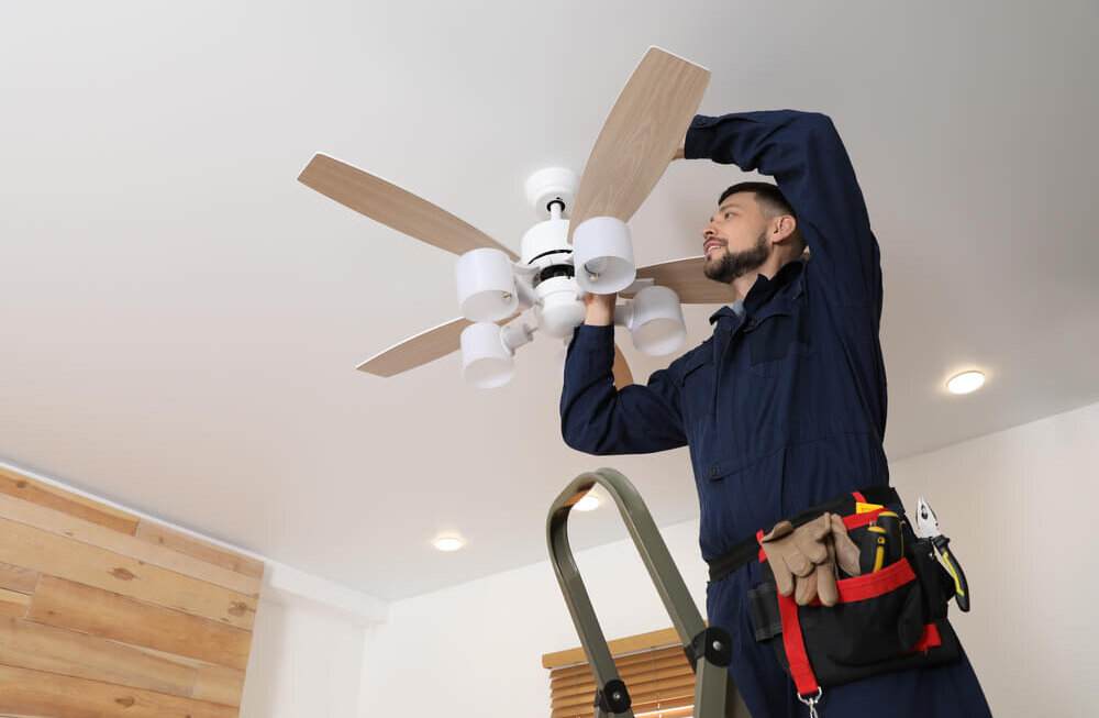 Profissional mostrando como instalar ventilador de teto