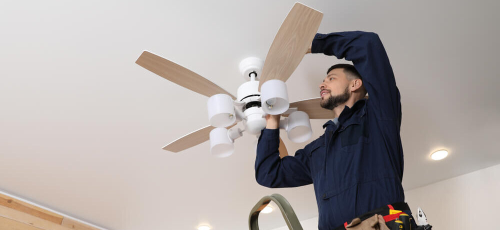 Profissional mostrando como instalar ventilador de teto