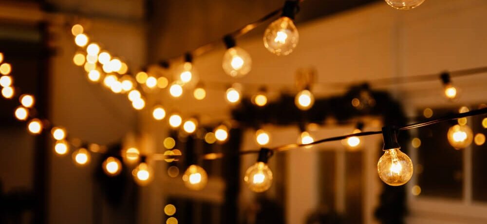 Imagem de uma iluminação externa com diversas lâmpadas em tom amarelo