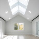 Imagem de uma casa com uma estrutura mostrando o que é claraboia