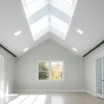 Imagem de uma casa com uma estrutura mostrando o que é claraboia