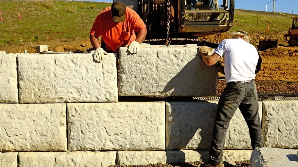 Profissionais construindo muro de arrimo