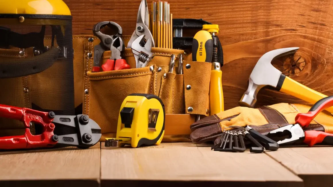 Imagem de várias ferramentas de construção sobre uma bancada de madeira
