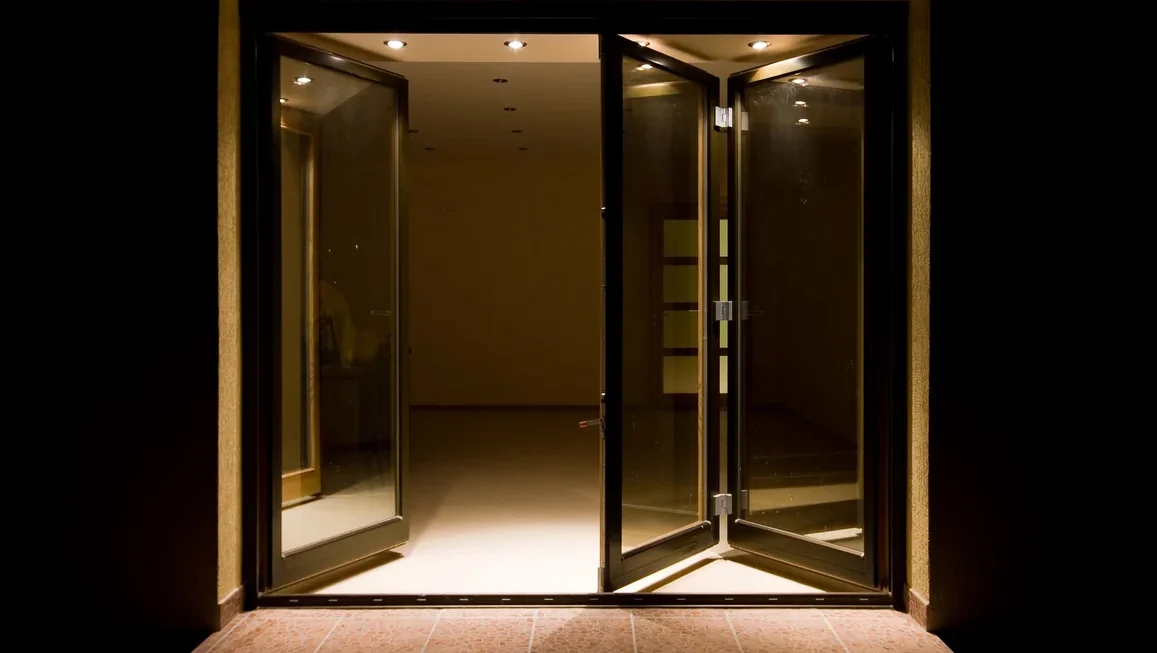 Imagem de uma porta de vidro que se dobra ao meio ao abrir.