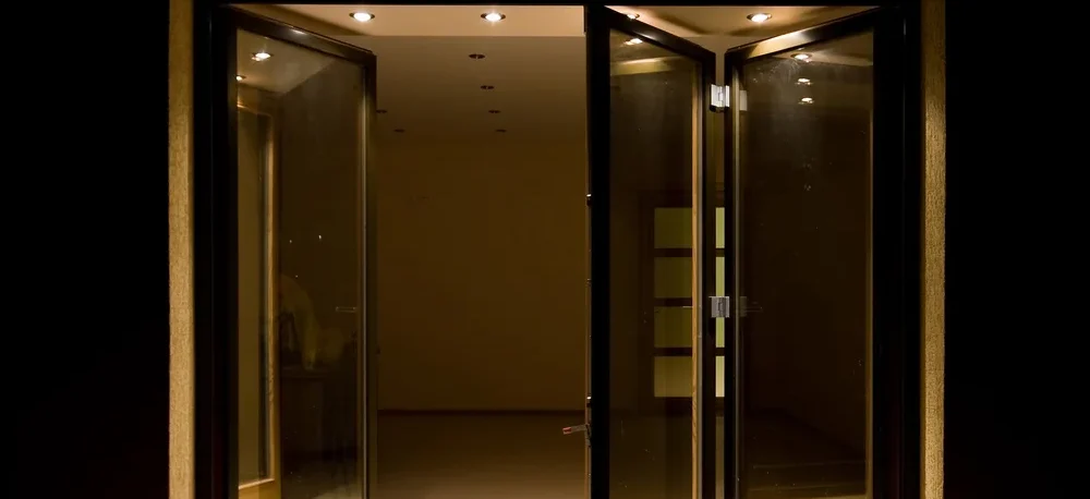 Imagem de uma porta de vidro que se dobra ao meio ao abrir.