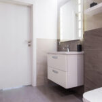 Exemplo de porta para banheiro instalada com uma decoração clean e minimalista