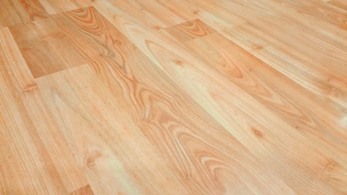 Imagem de um piso de madeira clara.