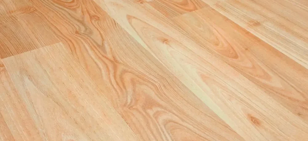 Imagem de um piso de madeira clara.