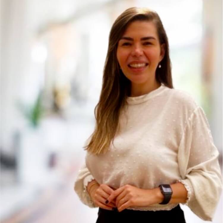 Karina Batistelli, líder de produtos na seção de cerâmica na Obramax