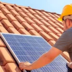 Imagem de um homem instalando um painel solar sobre um telhado.