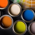 Imagem de diferentes latas de tinta que representam as melhores marcas de tinta do mercado