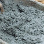 Mistura de argamassa feita em carrinho de mão