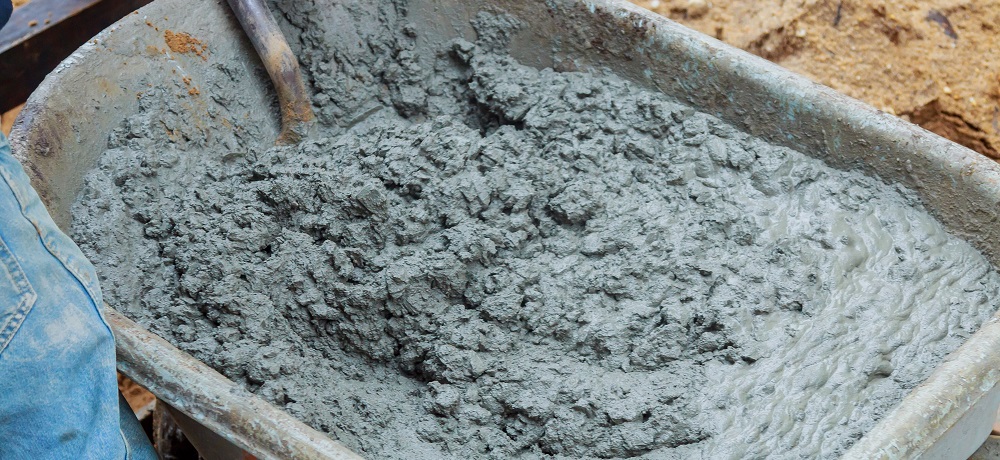 Mistura de argamassa feita em carrinho de mão