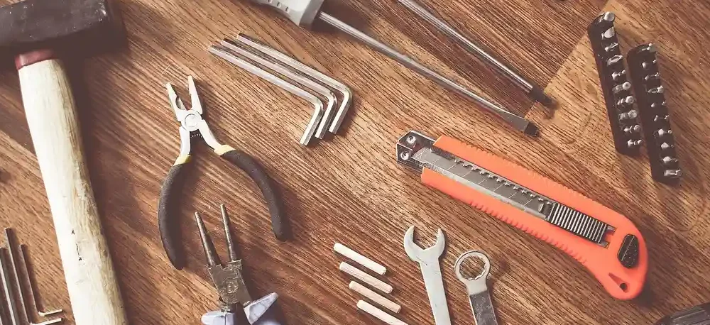 Imagem de várias ferramentas de marcenaria sobre uma mesa.