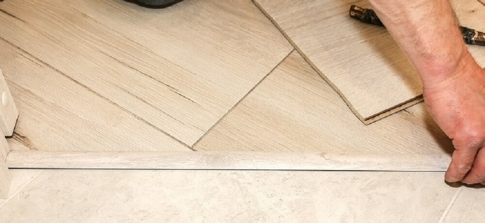 Soleira sendo instalada por um profissional