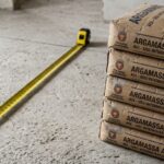 Sacos de argamassa armazenados em construção