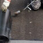 Aplicação de manta asfáltica em telhado