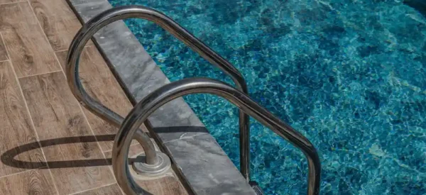 Pedras para bordas de piscinas: as melhores para seu projeto