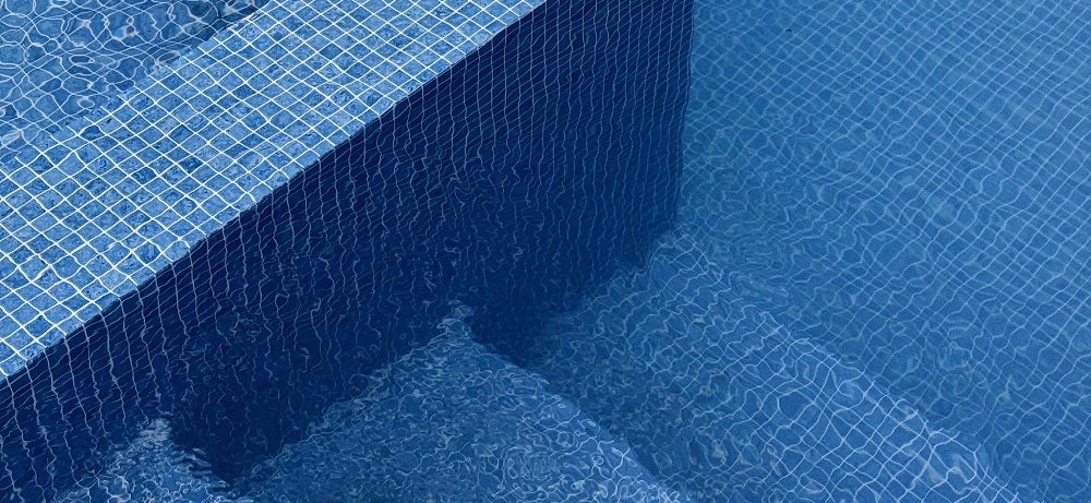Acabamento de piscina com pastilhas na cor azul