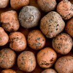 Imagem de argila expandida em tonalidades de marrom.