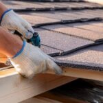 Profissional mostrando como instalar telhas