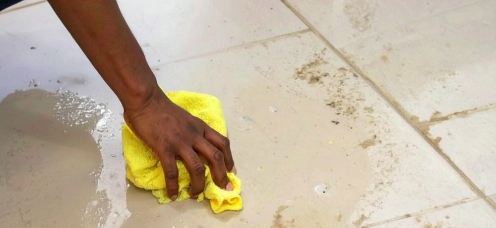 Piso cerâmico manchado sendo higienizado