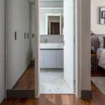 Porcelanato amadeirado instalado em uma quarto residencial