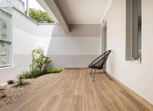 Porcelanato amadeirado instalado em área externa de casa