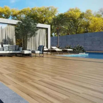 Porcelanato amadeirado instalado em área externa na piscina