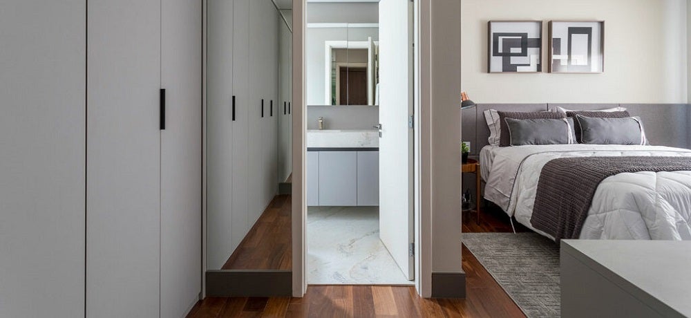 Porcelanato amadeirado instalado em uma quarto residencial