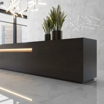 Porcelanato branco brilhante aplicado na sala