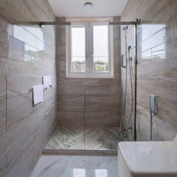 Porcelanato instalado em banheiro