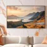 Porcelanato off white com detalhes em bege instalado na parede de uma sala com uma tv instalada