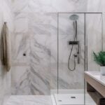 Porcelanato para banheiro instalado em banheiro residencial na cor branca do detalhes em cinza