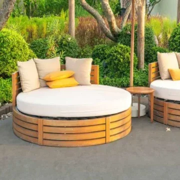 Porcelanato rústico instalado em ambiente externo na cor cinza e com sofá