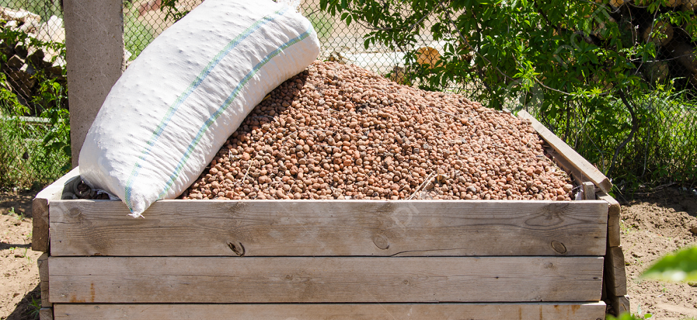 Caçamba de madeira com grande quantidade de argila expandida