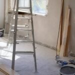 Casa sendo reformada com materiais espalhados pelo ambiente