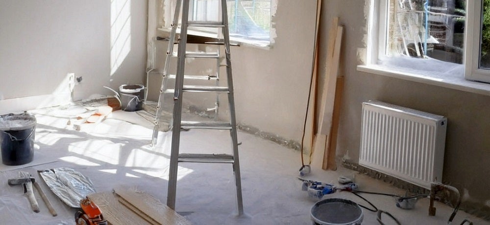 Casa sendo reformada com materiais espalhados pelo ambiente