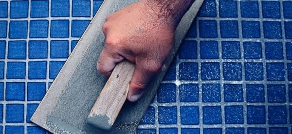 Qual o melhor rejunte para piscina? Confira dicas para um acabamento perfeito!