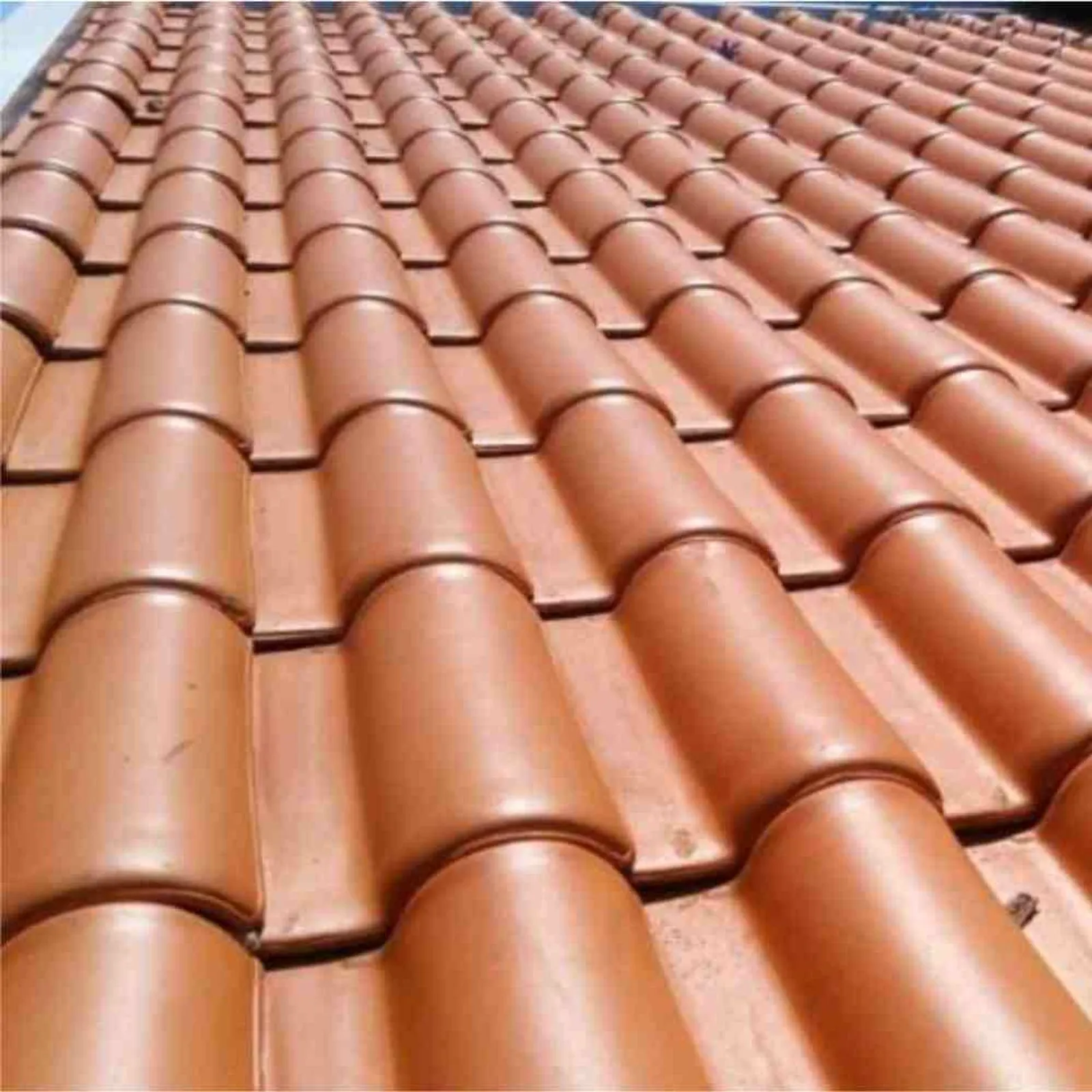 Telhas cerâmicas instaladas em uma casa