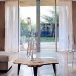 Um dos tipos de porcelanato instalado em uma sala residencial