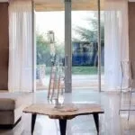 Um dos tipos de porcelanato instalado em uma sala residencial